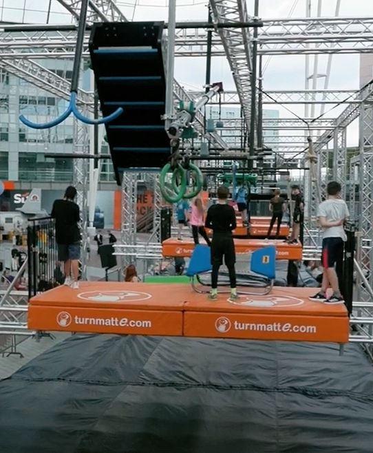 Ninja-Podeste - Parcour Münchener Flughafen - hochwertige und stabile Ninja-Produkte von turnmatte.com