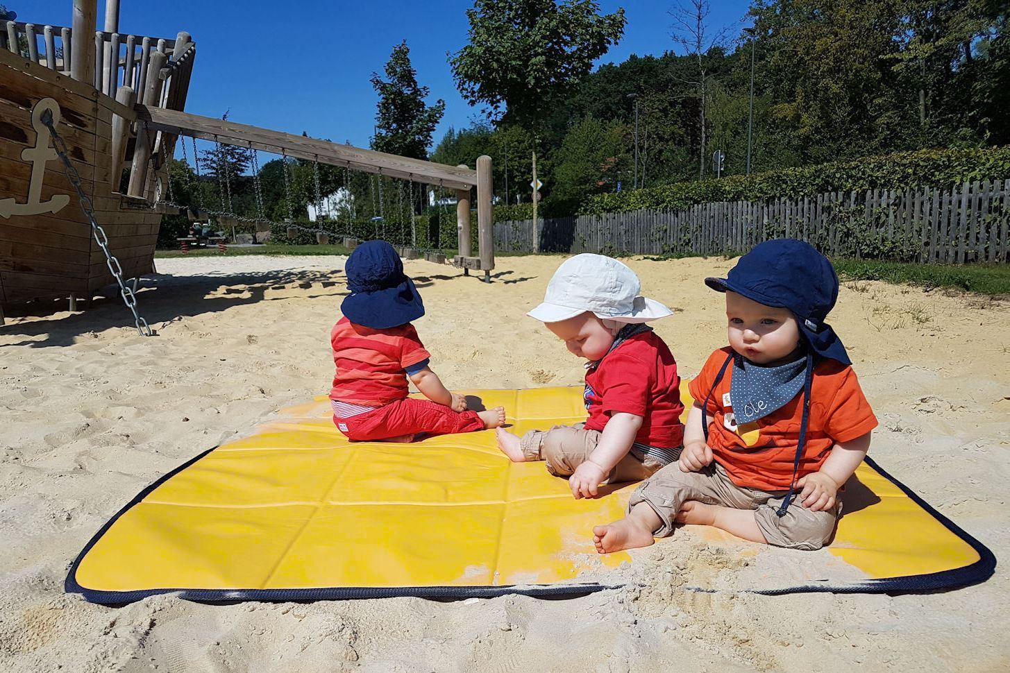 Babymatte Krabbelmatte im Sand - der ideale Untergrund für die Kleinen