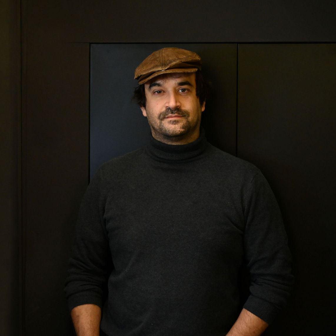 Dieses Bild vom italienischen Designer Marco Iannicelli entstand bei einer Fotosession in seinem Ateilier in Aachen im Sommer 2021 - Foto: M. Kroczek Designer Marco Iannicelli - Fotosession in seinem Ateilier in Aachen im Sommer 2021 - Foto: Manfred Kroczek - turnmatte.com