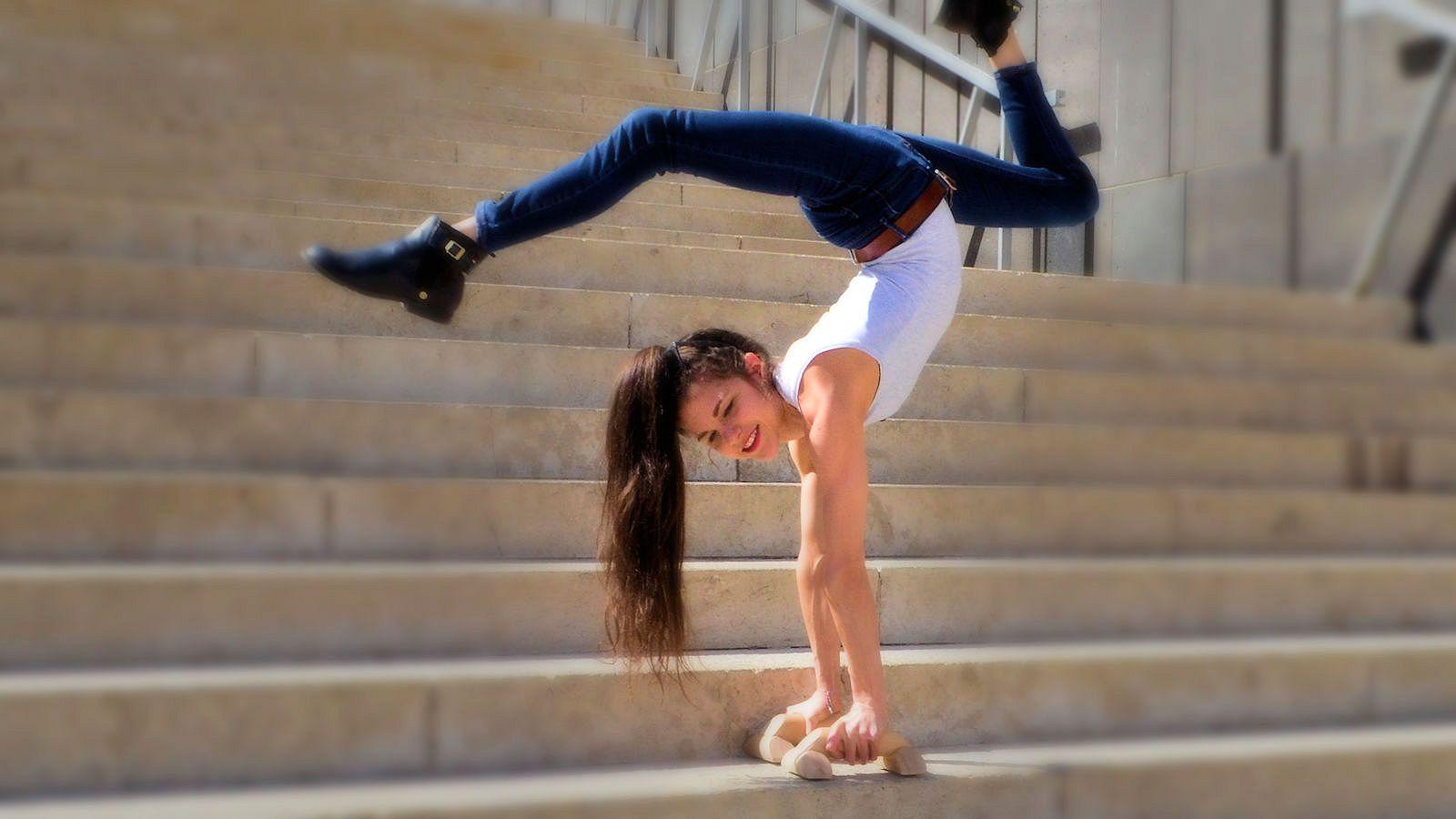 Stefanie Millinger auf unseren Handstandklötzen - Parallettes in Wien
