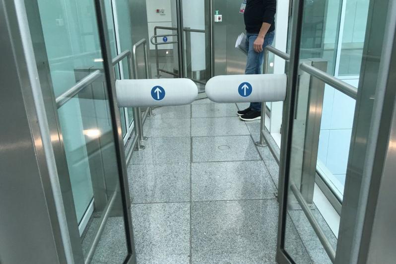 Polster für eine Schranke am Flughafen