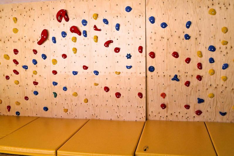 Fallschutz - Kletterwand im Kiga