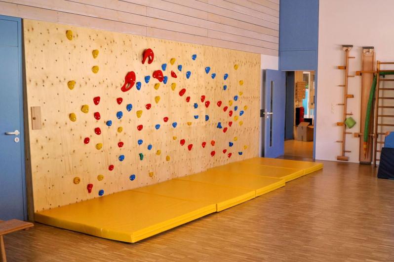 Fallschutz unter Kletterwand