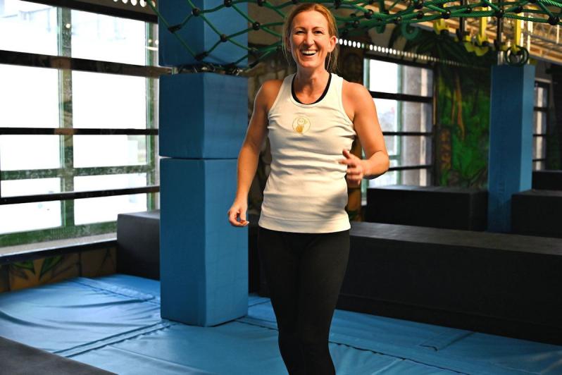 Ninja-Warrior Fallschutzmatten und Säulenschutzpolster.