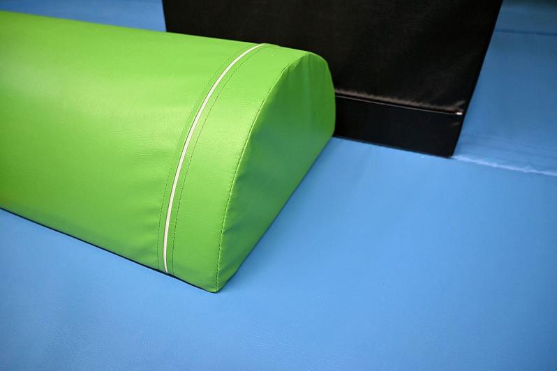 Ninja-Warrior Sondermatte in Form einer halben Walze.