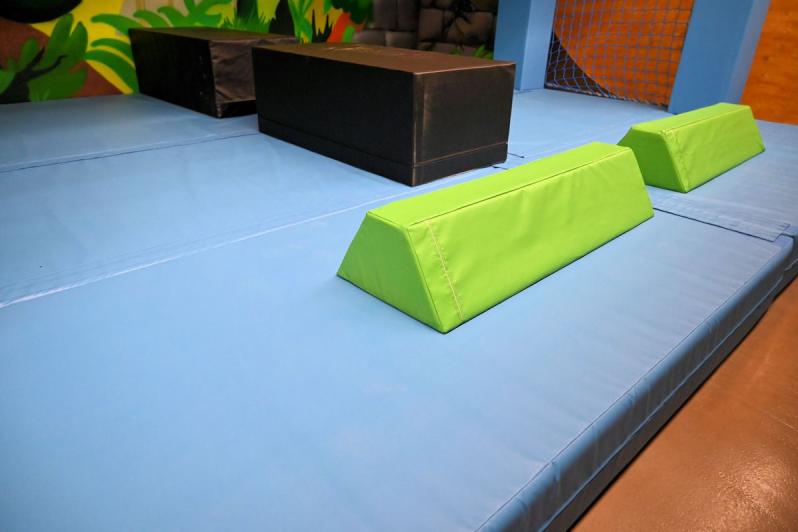 Ninja-Warrior Sondermatte mit einem Trapez-Querschnitt.