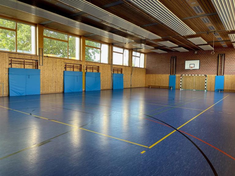 Prallschutzmatten in Sporthalle - zur Sicherheit bei Sport und Spiel