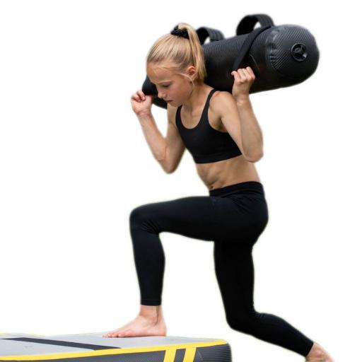 Die Aquabag von Airtrack Factory ist ein universelles Fitnessgerät für jedes Alter.