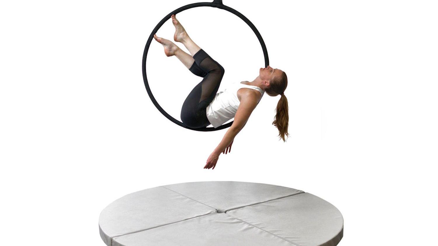 Poledance und Aerial Hoop Matte - Dank der stabilen Klettverbindung und dem äußerst robusten Bezug hält diese Matte auch starken Beanspruchungen Stand. Poledance und Aerial Hoop Matte - Diese Poledance-Matte als Schutz beim Training geeignet