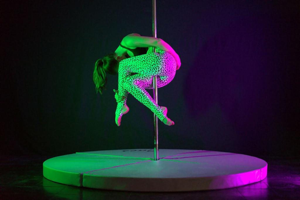 Poledance-Anwendung - Diese Poledance-Matte ist hervorragend als Schutz beim Experimentieren mit neuen Stangentanz-Figuren geeignet