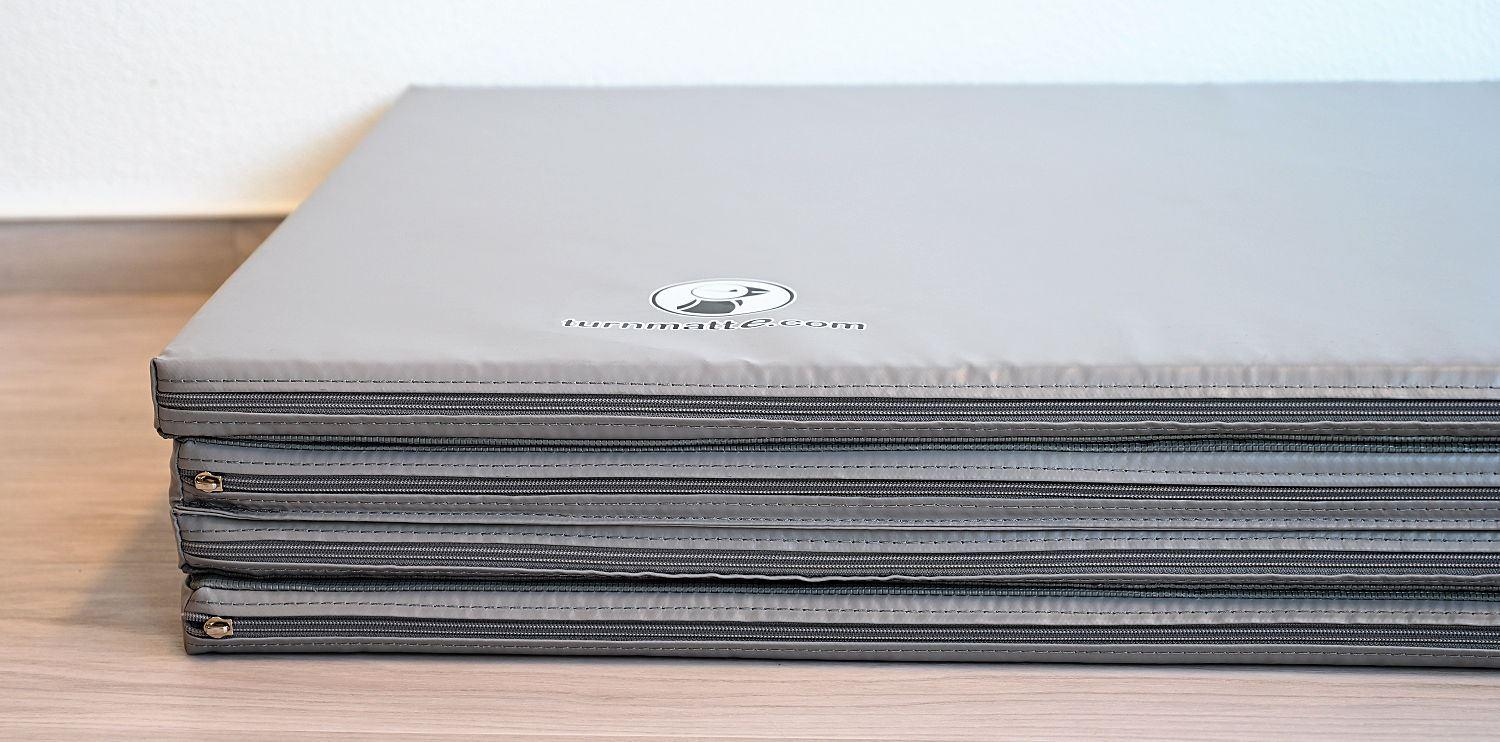 Faltmatte in grau - Durch den Kern aus Leichtschaum ist die Klappmatte extrem leicht. Gleichzeitig ist das Kernmaterial stark und verformt sich kaum bei Belastung. Faltmatte in grau - Klappmatte praktisch im Transport und in der Aufbewahrung sehr platzsparend