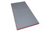 Fallschutzmatte-Rueckseite-rot - der Boden der Turnmatte ist ausgestattet mit einem Antirutschmaterial