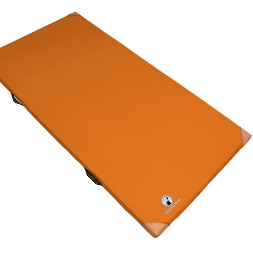 Leichtturnmatte-Lederecken-orange - die Echtlederecken sorgen für lange Werterhaltung