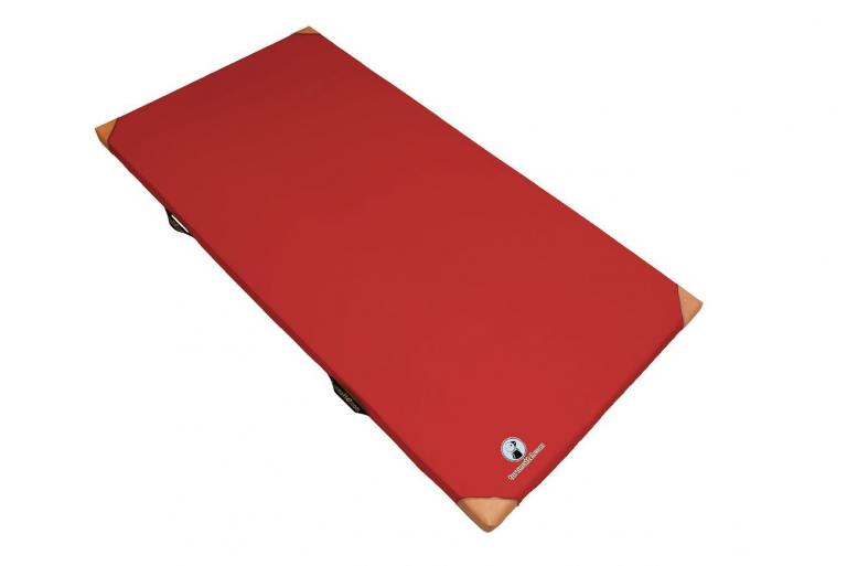 Leichtturnmatte-Lederecken-rot - die Echtlederecken sorgen für lange Werterhaltung