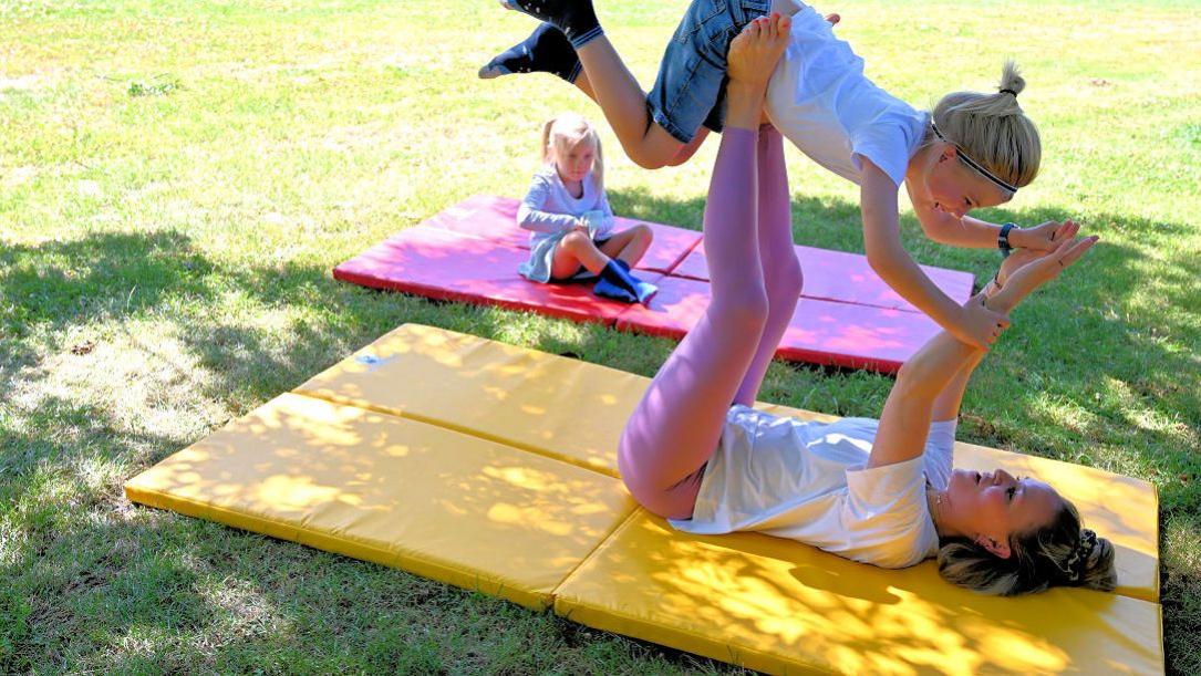 Für deinen Ausflug mit Kindern: Faltmatte mit Tragegriffen und spezieller Faltung: sowohl in der Länge als auch in der Breite - exklusiv bei uns.