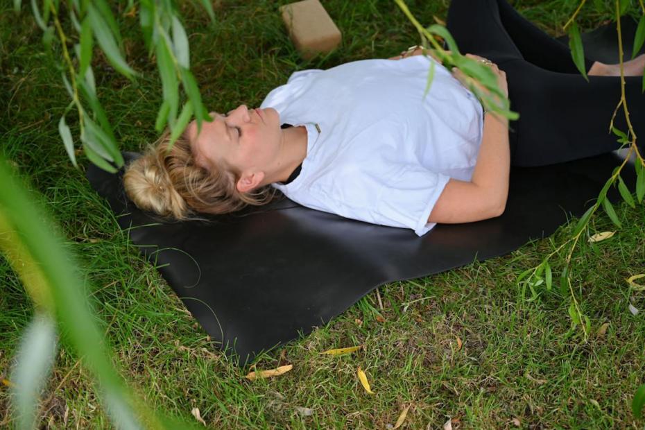 Auch bei Outdoor-Yoga wird der Körper vor Kälte geschützt