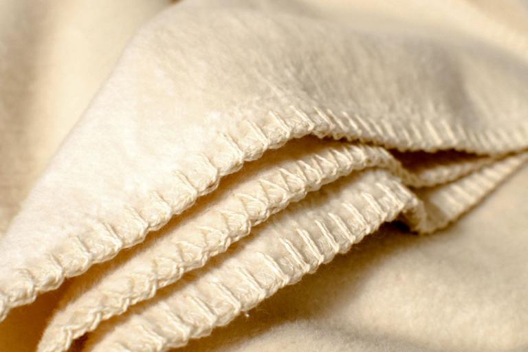 Die Baumwolldecke wärmt 