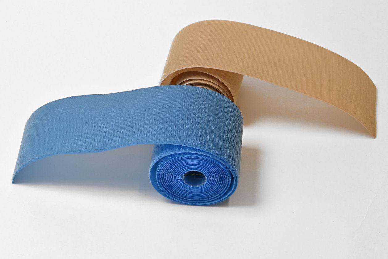 So wie die Bodenturnmatten selbst sind auch unsere Klettbänder in Blau und Gelb verfügbar.