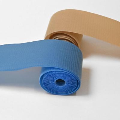 So wie die Bodenturnmatten selbst sind auch unsere Klettbänder in Blau und Gelb verfügbar.